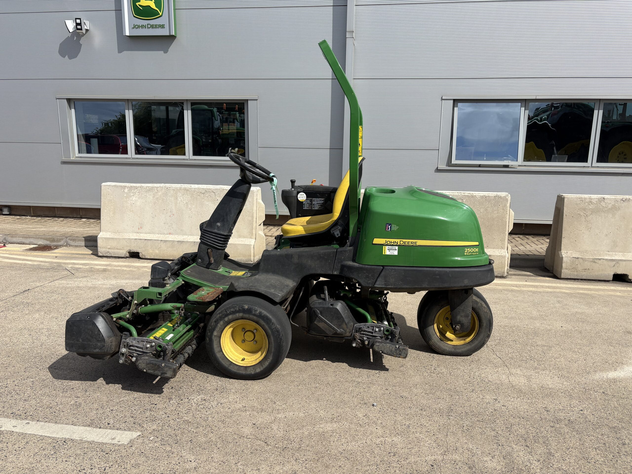John Deere 2500E Greens Triple - Tagliaerba: foto 1 John Deere 2500E Greens Triple - Tagliaerba: foto 1