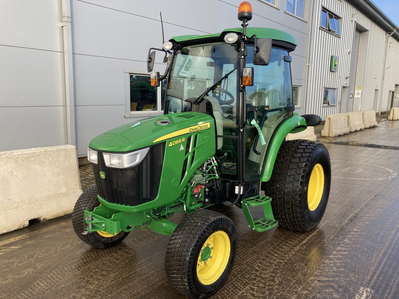 John Deere 4066R Compact Tractor - Trattore piccolo: foto 1 John Deere 4066R Compact Tractor - Trattore piccolo: foto 1