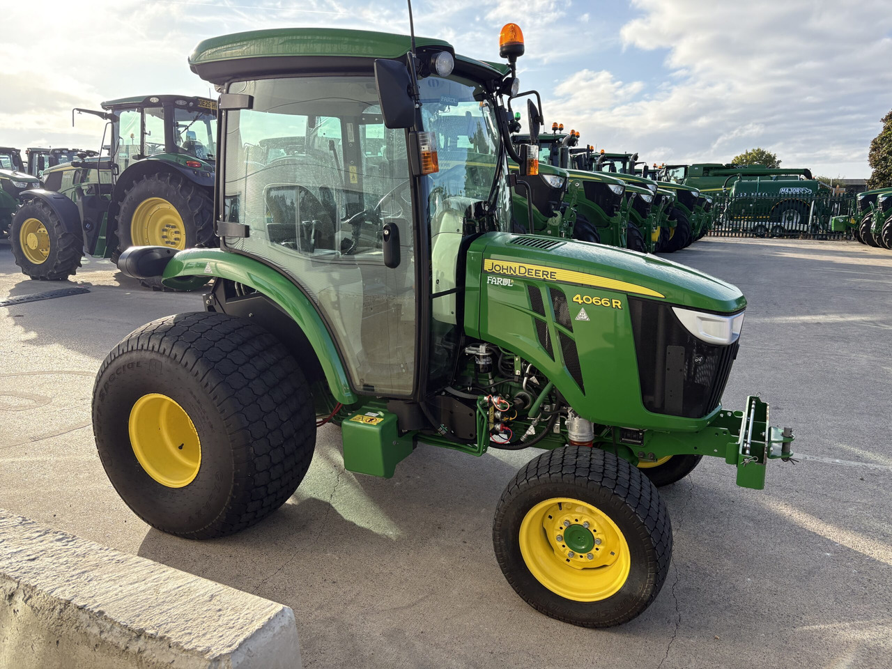 John Deere 4066R Compact Tractor - Trattore piccolo: foto 2 John Deere 4066R Compact Tractor - Trattore piccolo: foto 2
