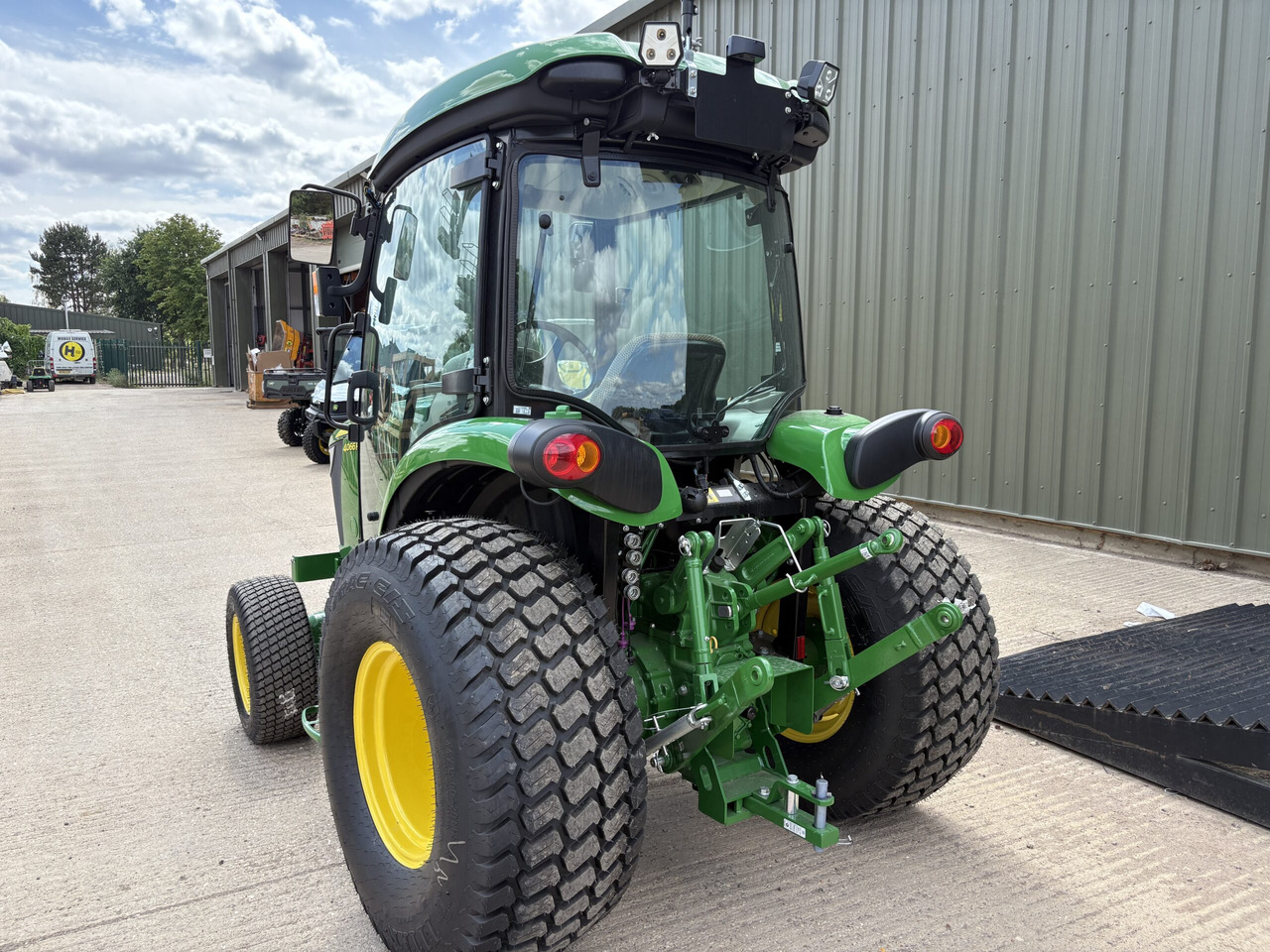John Deere 4066R Compact Tractor - Trattore piccolo: foto 3 John Deere 4066R Compact Tractor - Trattore piccolo: foto 3