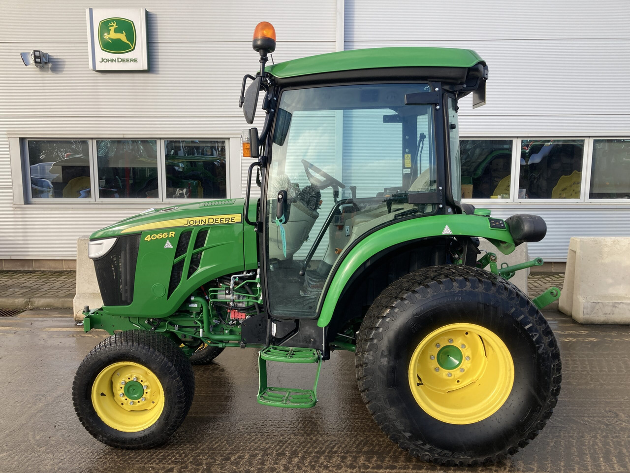 John Deere 4066R Compact Tractor - Trattore piccolo: foto 2 John Deere 4066R Compact Tractor - Trattore piccolo: foto 2