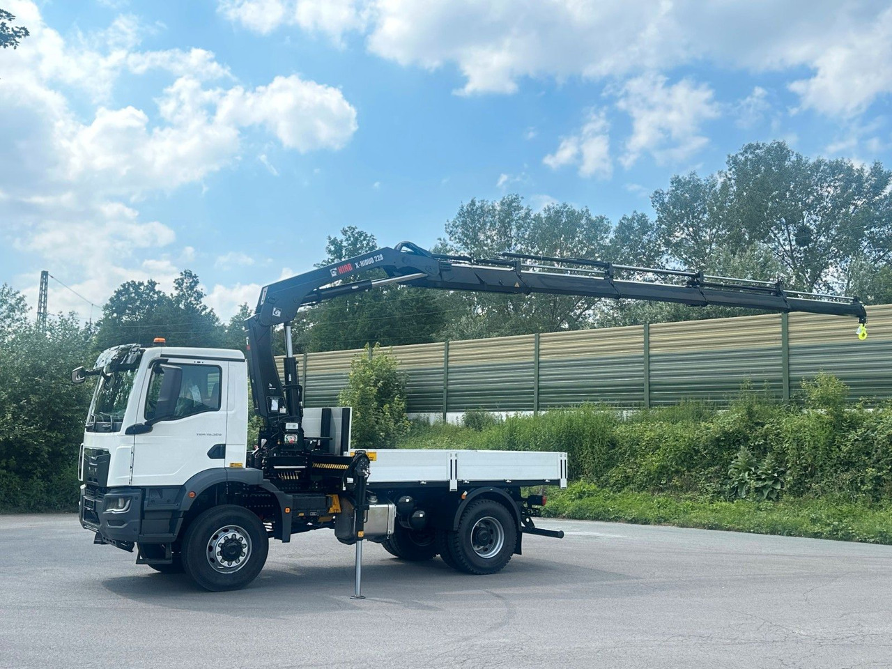 MAN TGM 18.320 4x4 Euro 6e Pritsche Hiab 228-4 Kran - Camion con gru: foto 2 MAN TGM 18.320 4x4 Euro 6e Pritsche Hiab 228-4 Kran - Camion con gru: foto 2