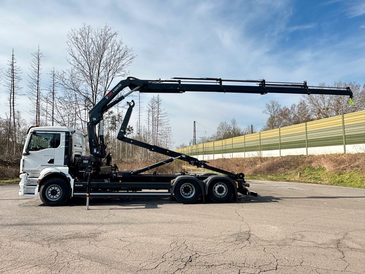MAN TGS 26.470 6x2 Abrollkipper + Kran Hiab 228-4 - Autocarro scarrabile, Camion con gru: foto 2 MAN TGS 26.470 6x2 Abrollkipper + Kran Hiab 228-4 - Autocarro scarrabile, Camion con gru: foto 2