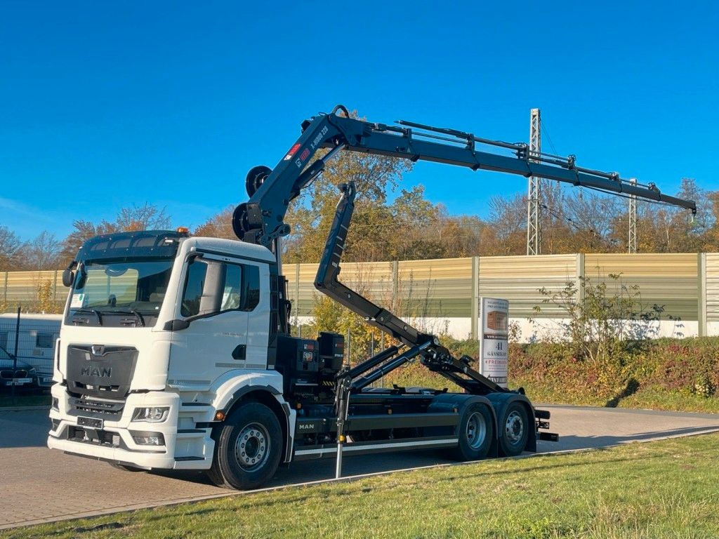 MAN TGS 26.470 6x2 Abrollkipper + Kran Hiab 228-6 - Autocarro scarrabile, Camion con gru: foto 1 MAN TGS 26.470 6x2 Abrollkipper + Kran Hiab 228-6 - Autocarro scarrabile, Camion con gru: foto 1