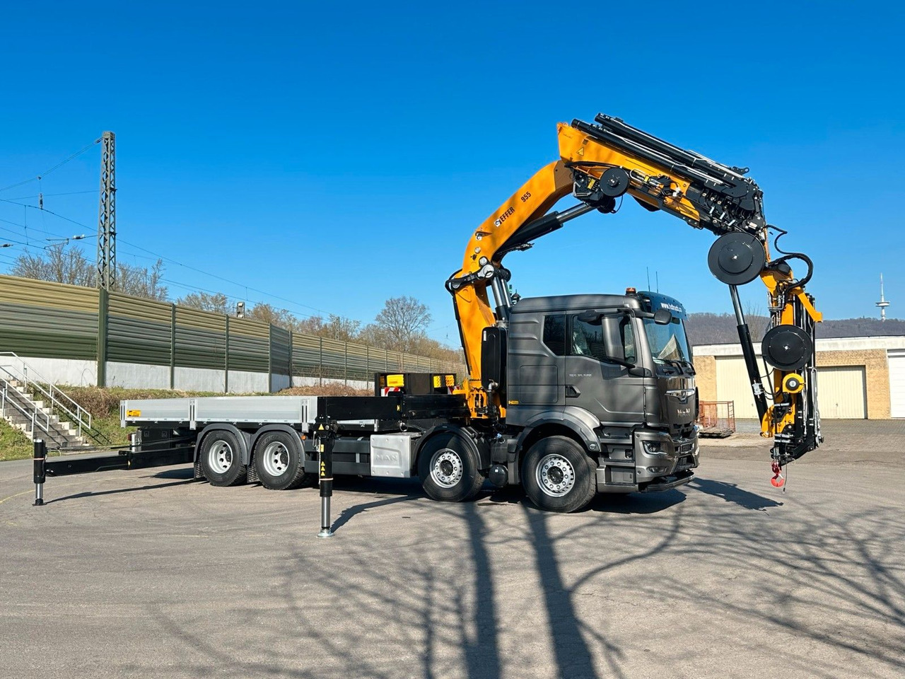 MAN TGS 35.520 8X4 TG 3 EFFER 955-8s +Jib 6sAUTOKRAN - Autocarro con pianale/ Cassone fisso, Camion con gru: foto 1 MAN TGS 35.520 8X4 TG 3 EFFER 955-8s +Jib 6sAUTOKRAN - Autocarro con pianale/ Cassone fisso, Camion con gru: foto 1