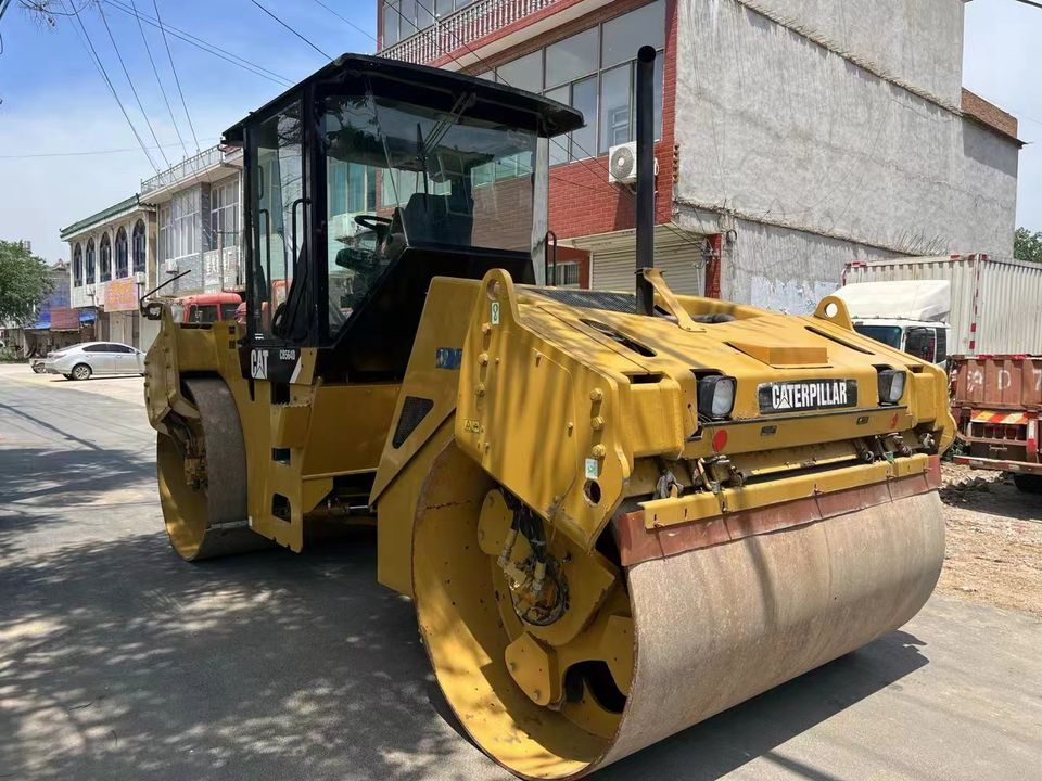 Caterpillar CB564D Double Drum Road Roller 7 Ton Weight With Core Components Engine and Bearing Essential Road Machinery - Rullo stradale: foto 3 Caterpillar CB564D Double Drum Road Roller 7 Ton Weight With Core Components Engine and Bearing Essential Road Machinery - Rullo stradale: foto 3