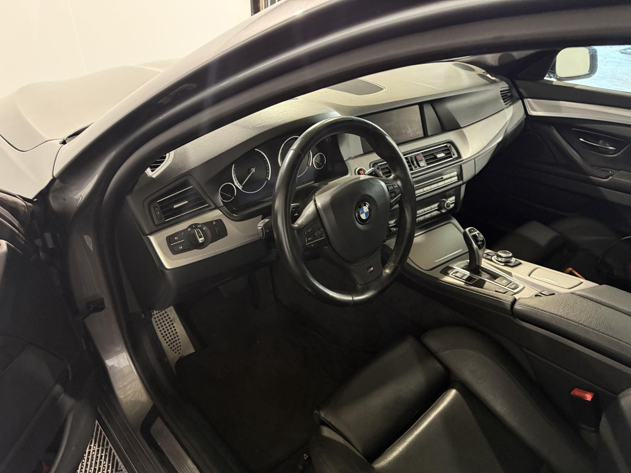 BMW | 5-serie | 520i High Executive | 2013 | 218.545 km | 46ZSF1 | Logisch - Berlina: foto 4 BMW | 5-serie | 520i High Executive | 2013 | 218.545 km | 46ZSF1 | Logisch - Berlina: foto 4