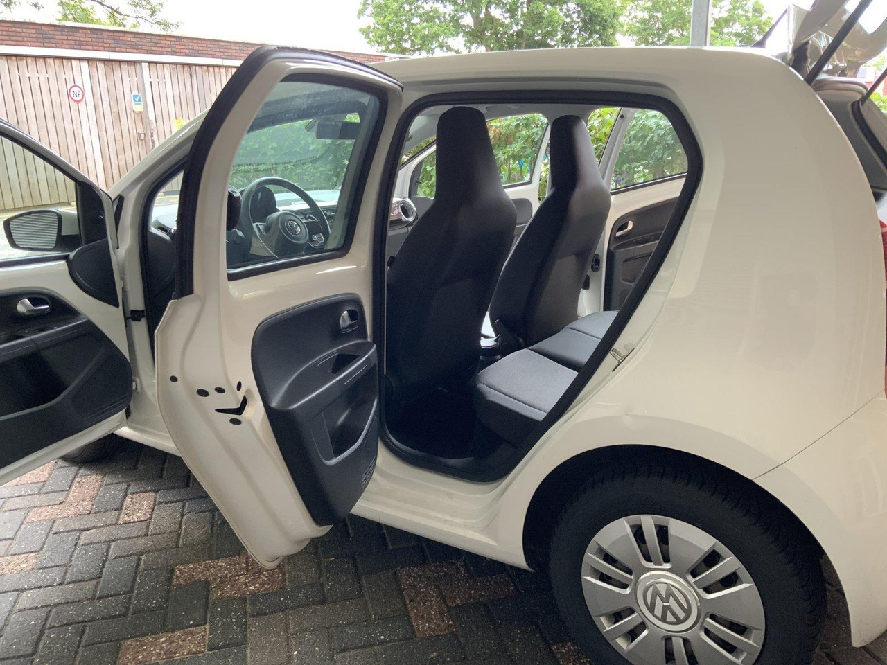 Volkswagen Up! | 1.0 move up! | 2014 | 123.288km | 3-ZDJ-85 - Hatchback: foto 2 Volkswagen Up! | 1.0 move up! | 2014 | 123.288km | 3-ZDJ-85 - Hatchback: foto 2