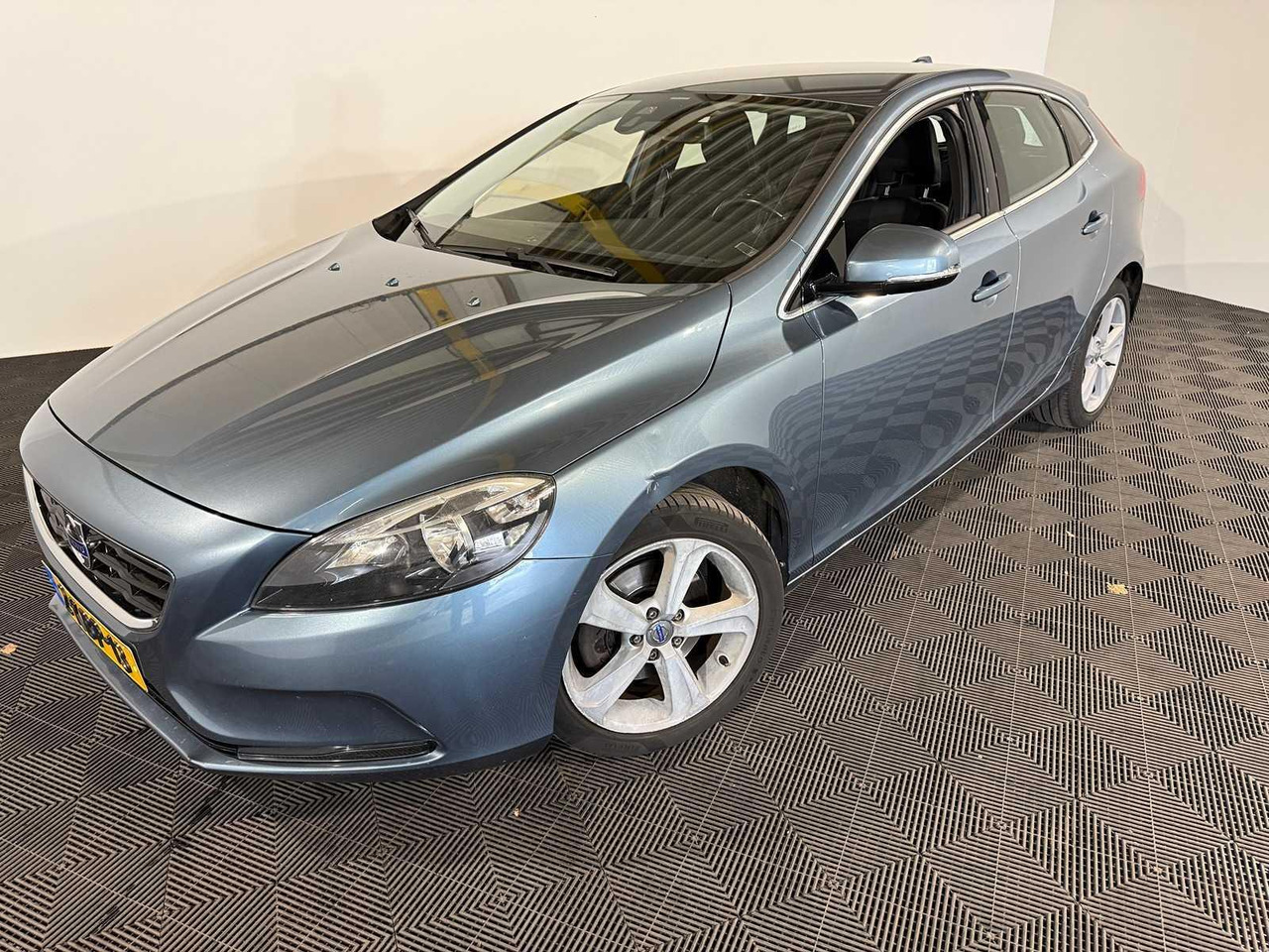 Volvo V40 1.6 T3 Momentum 2-KBP-13 210.566 km - Autovettura: foto 1 Volvo V40 1.6 T3 Momentum 2-KBP-13 210.566 km - Autovettura: foto 1