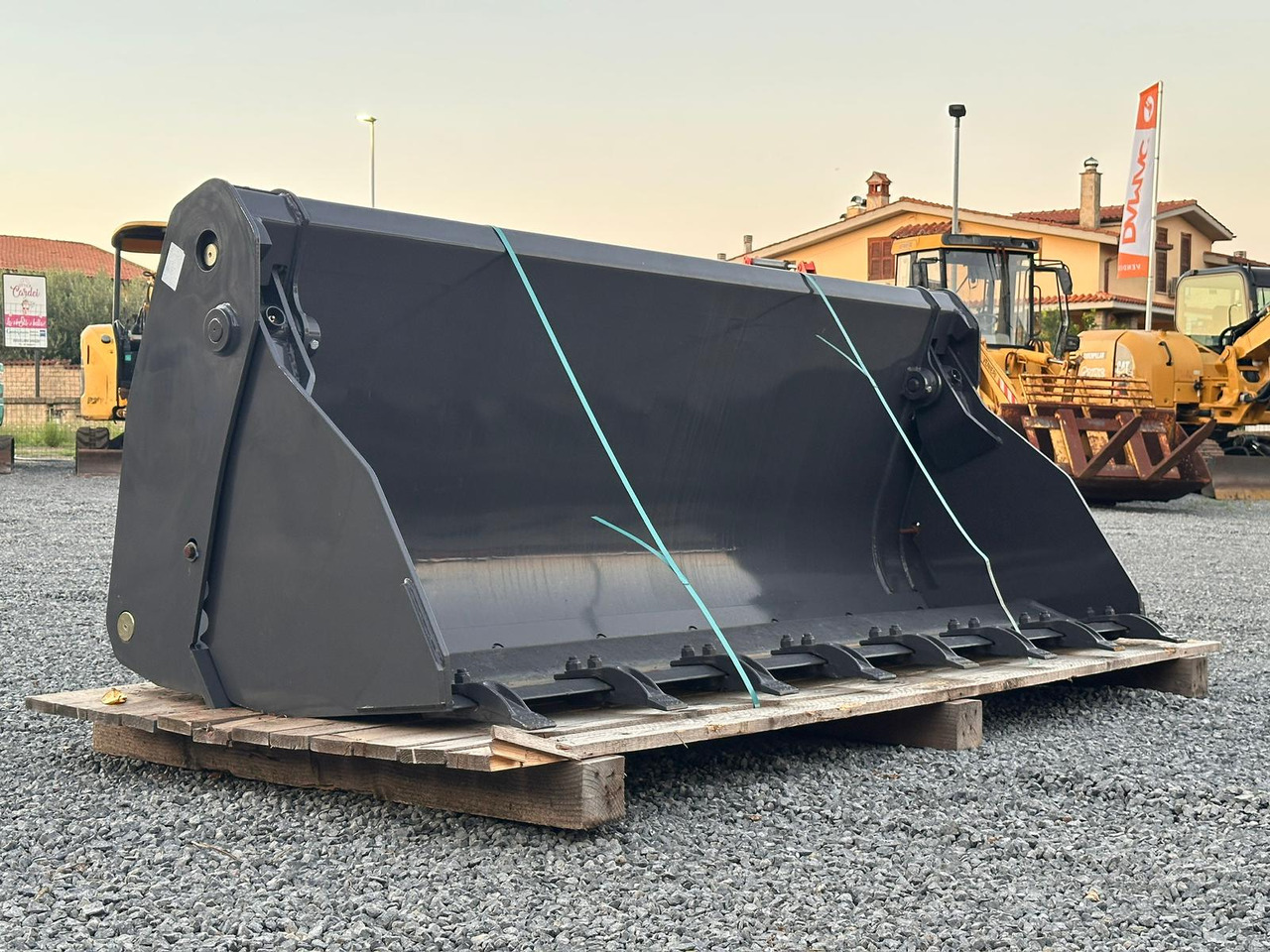 NEW HOLLAND 220 - Benna per pala: foto 1 NEW HOLLAND 220 - Benna per pala: foto 1
