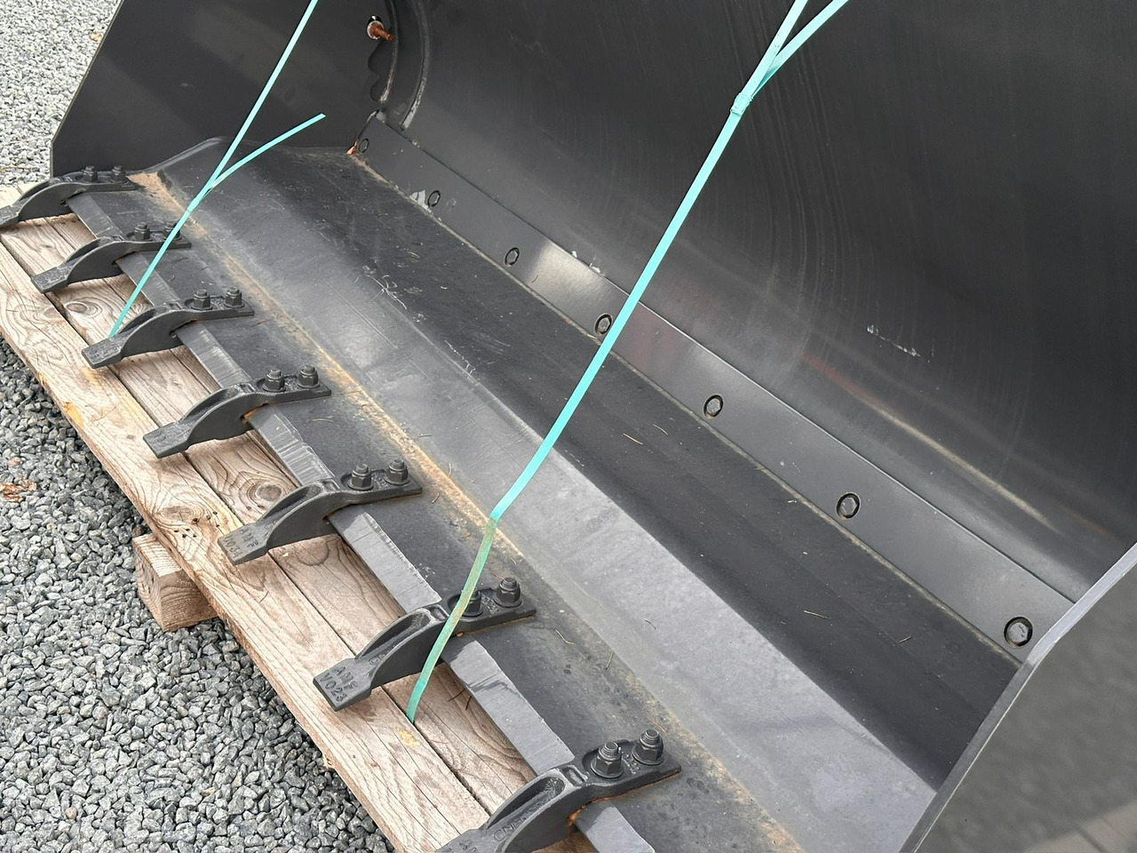 NEW HOLLAND 220 - Benna per pala: foto 3 NEW HOLLAND 220 - Benna per pala: foto 3