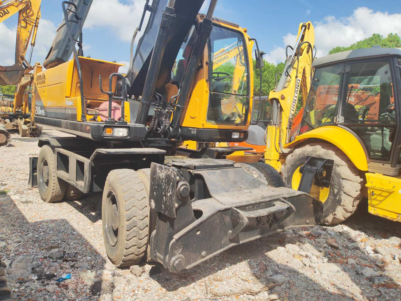 HYUNDAI R210W-9 - Escavatore gommato: foto 3 HYUNDAI R210W-9 - Escavatore gommato: foto 3