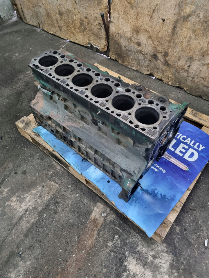 VOLVO BLOK SILNIKA GOŁY SŁUPEK VOLVO FL FE RENAULT PREMIUM MIDLUM DXI 7 D7F - Blocco cilindri per Camion: foto 2 VOLVO BLOK SILNIKA GOŁY SŁUPEK VOLVO FL FE RENAULT PREMIUM MIDLUM DXI 7 D7F - Blocco cilindri per Camion: foto 2