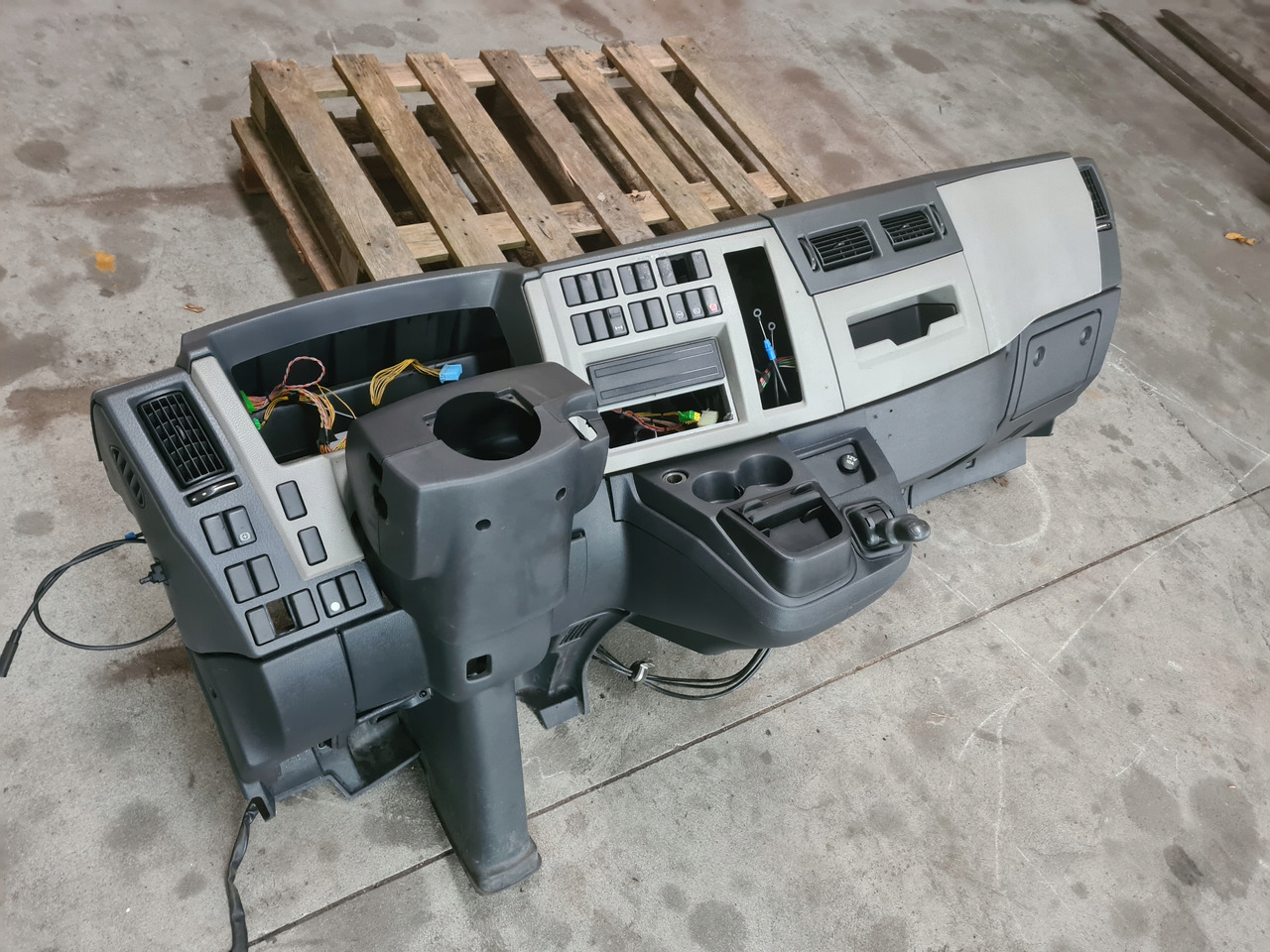 VOLVO KONSOLA DESKA ROZDZIELCZA PRZEKŁADKA ANGLIKA VOLVO FL EURO 5 - Cruscotto per Camion: foto 3 VOLVO KONSOLA DESKA ROZDZIELCZA PRZEKŁADKA ANGLIKA VOLVO FL EURO 5 - Cruscotto per Camion: foto 3