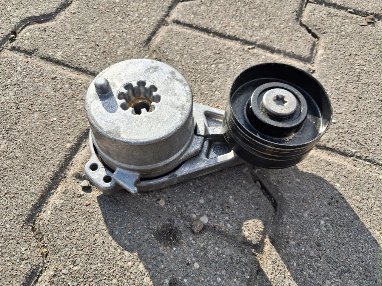 VOLVO ROLKA NAPINACZ PASKA ALTERNATORA RENAULT RANGE GAMA T VOLVO FH 4 5 - Motore e ricambi per Camion: foto 1 VOLVO ROLKA NAPINACZ PASKA ALTERNATORA RENAULT RANGE GAMA T VOLVO FH 4 5 - Motore e ricambi per Camion: foto 1