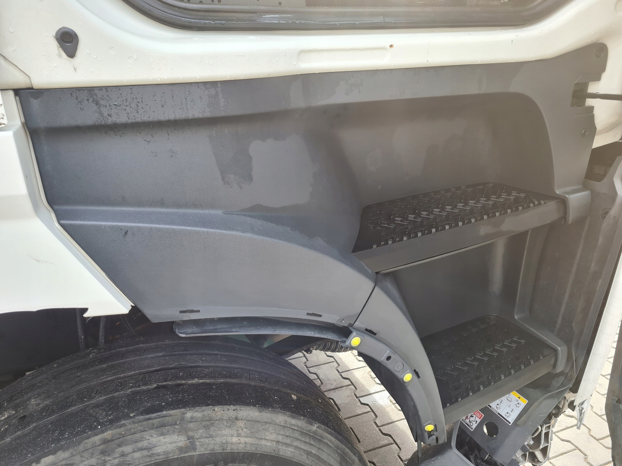 VOLVO STOPIEŃ STOPNICA KOMPLETNA PRAWA STELAŻ ORYGINAŁ VOLVO FH 5 - Gradino sottoscocca per Camion: foto 2 VOLVO STOPIEŃ STOPNICA KOMPLETNA PRAWA STELAŻ ORYGINAŁ VOLVO FH 5 - Gradino sottoscocca per Camion: foto 2