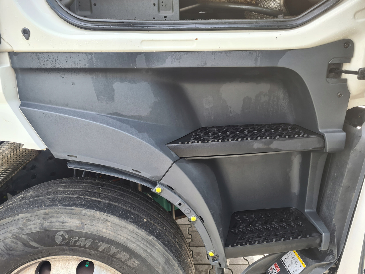 VOLVO STOPIEŃ STOPNICA KOMPLETNA PRAWA STELAŻ ORYGINAŁ VOLVO FH 5 - Gradino sottoscocca per Camion: foto 1 VOLVO STOPIEŃ STOPNICA KOMPLETNA PRAWA STELAŻ ORYGINAŁ VOLVO FH 5 - Gradino sottoscocca per Camion: foto 1