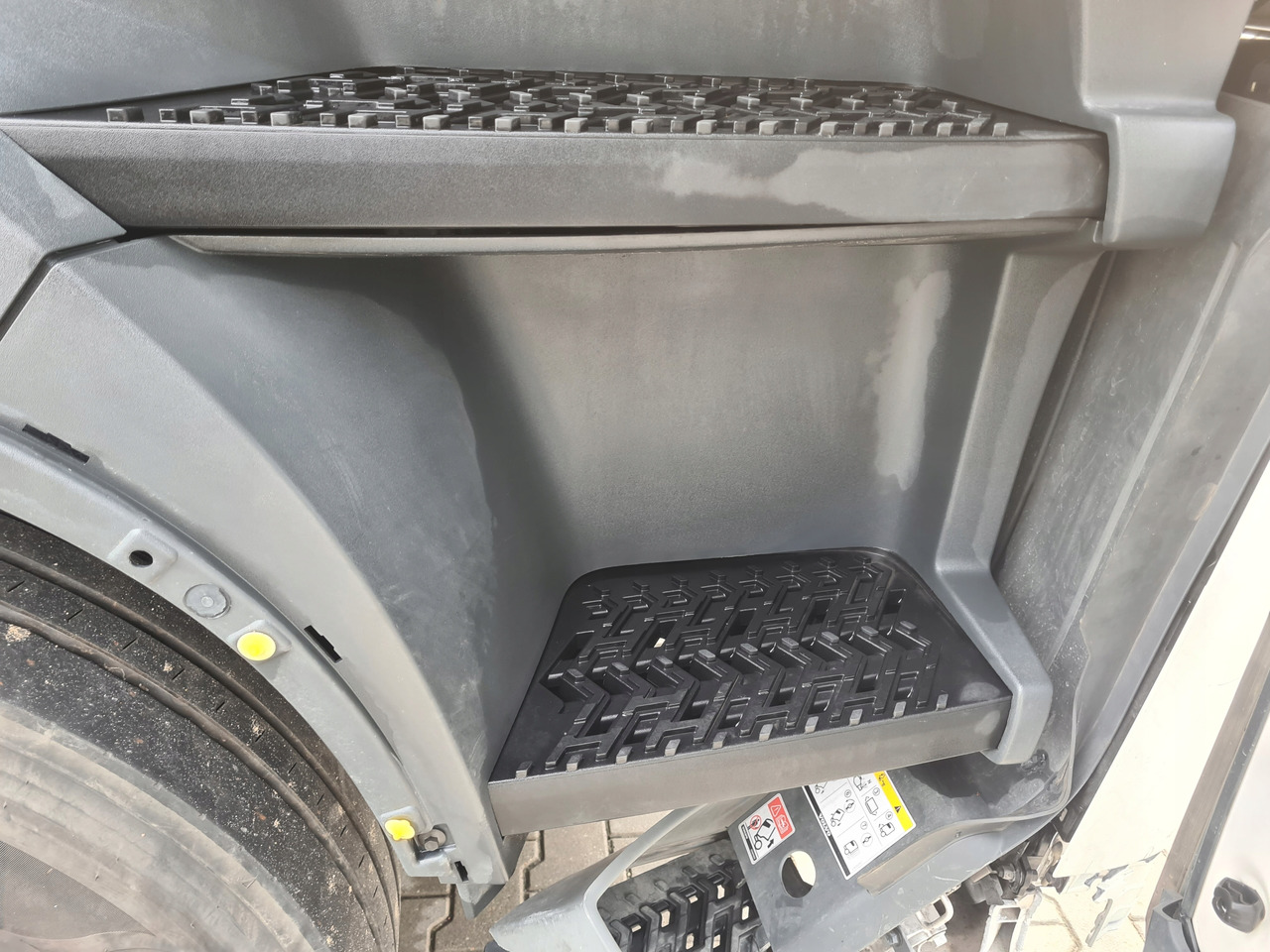 VOLVO STOPIEŃ STOPNICA KOMPLETNA PRAWA STELAŻ ORYGINAŁ VOLVO FH 5 - Gradino sottoscocca per Camion: foto 4 VOLVO STOPIEŃ STOPNICA KOMPLETNA PRAWA STELAŻ ORYGINAŁ VOLVO FH 5 - Gradino sottoscocca per Camion: foto 4