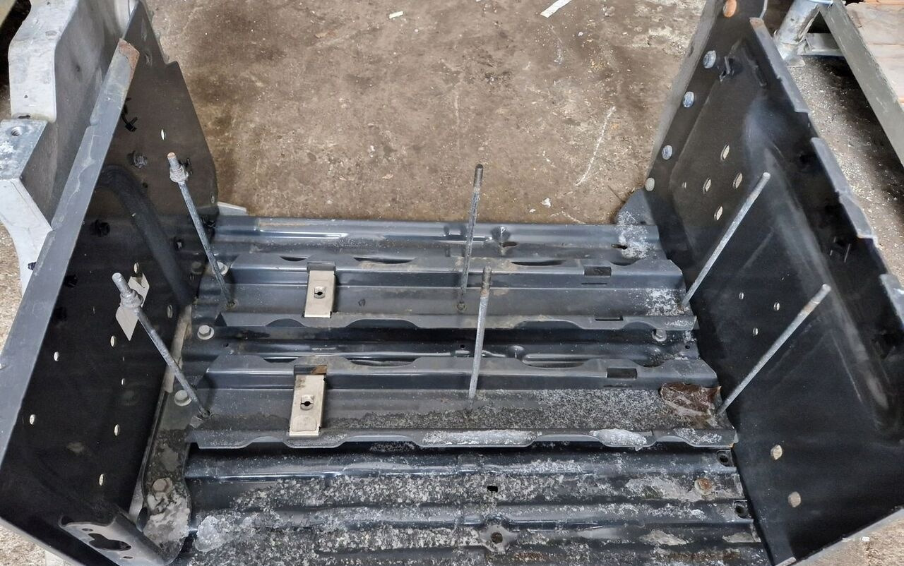 Volvo SKRZYNKA AKUMULATORÓW VOLVO FH4 FM4 FMX4 RENAULT GAMA RANGE T - Batteria per Camion: foto 2 Volvo SKRZYNKA AKUMULATORÓW VOLVO FH4 FM4 FMX4 RENAULT GAMA RANGE T - Batteria per Camion: foto 2