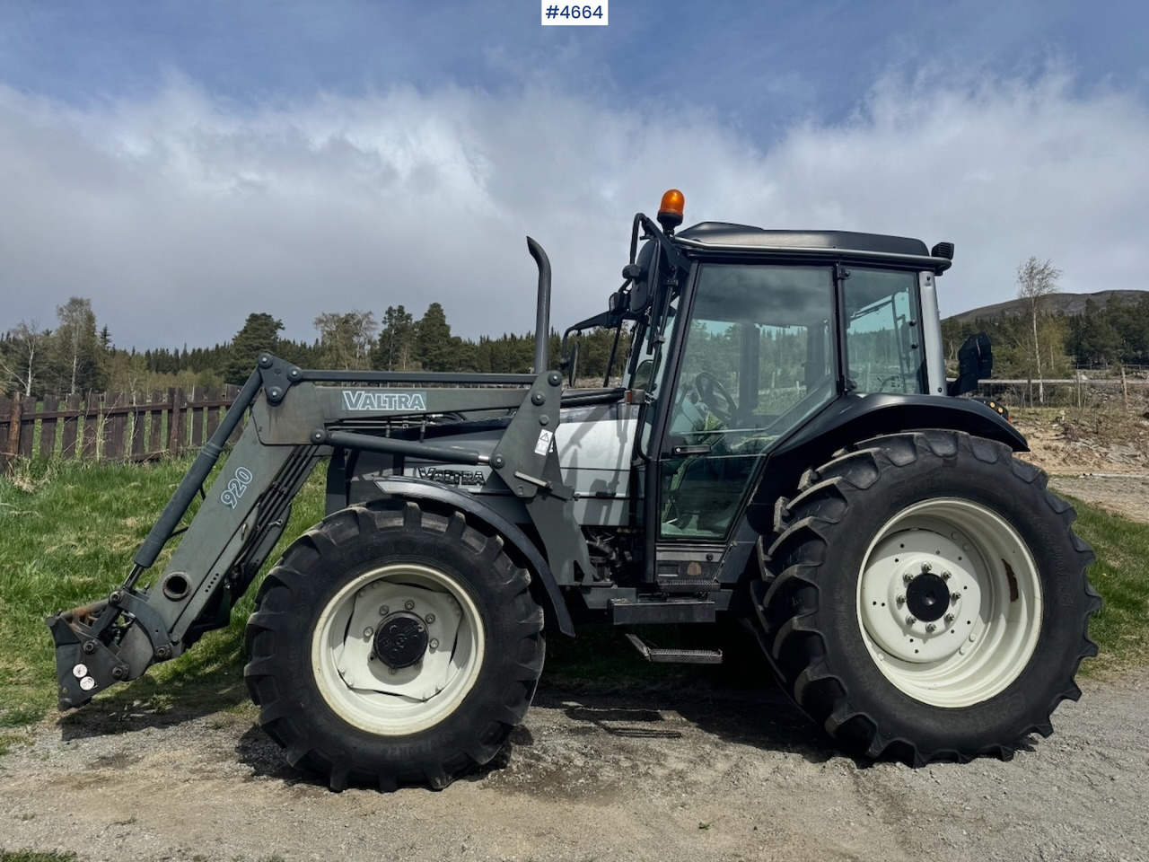 2003 Valtra A85-4 4x4 with Front Loader – 4450 hours! - Trattore: foto 5 2003 Valtra A85-4 4x4 with Front Loader – 4450 hours! - Trattore: foto 5