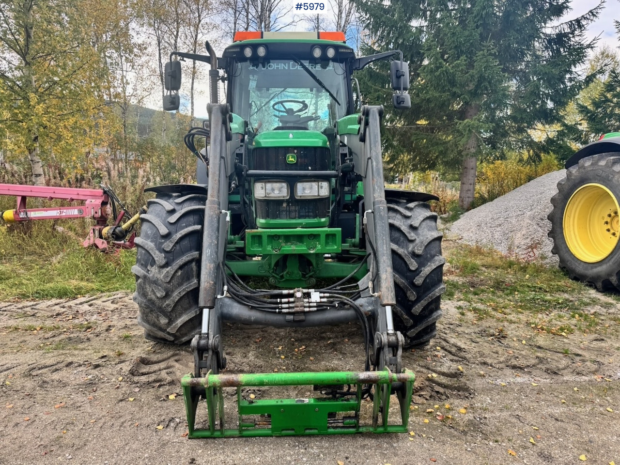 Trattore 2005 John Deere 6420 with Front Loader: foto 10