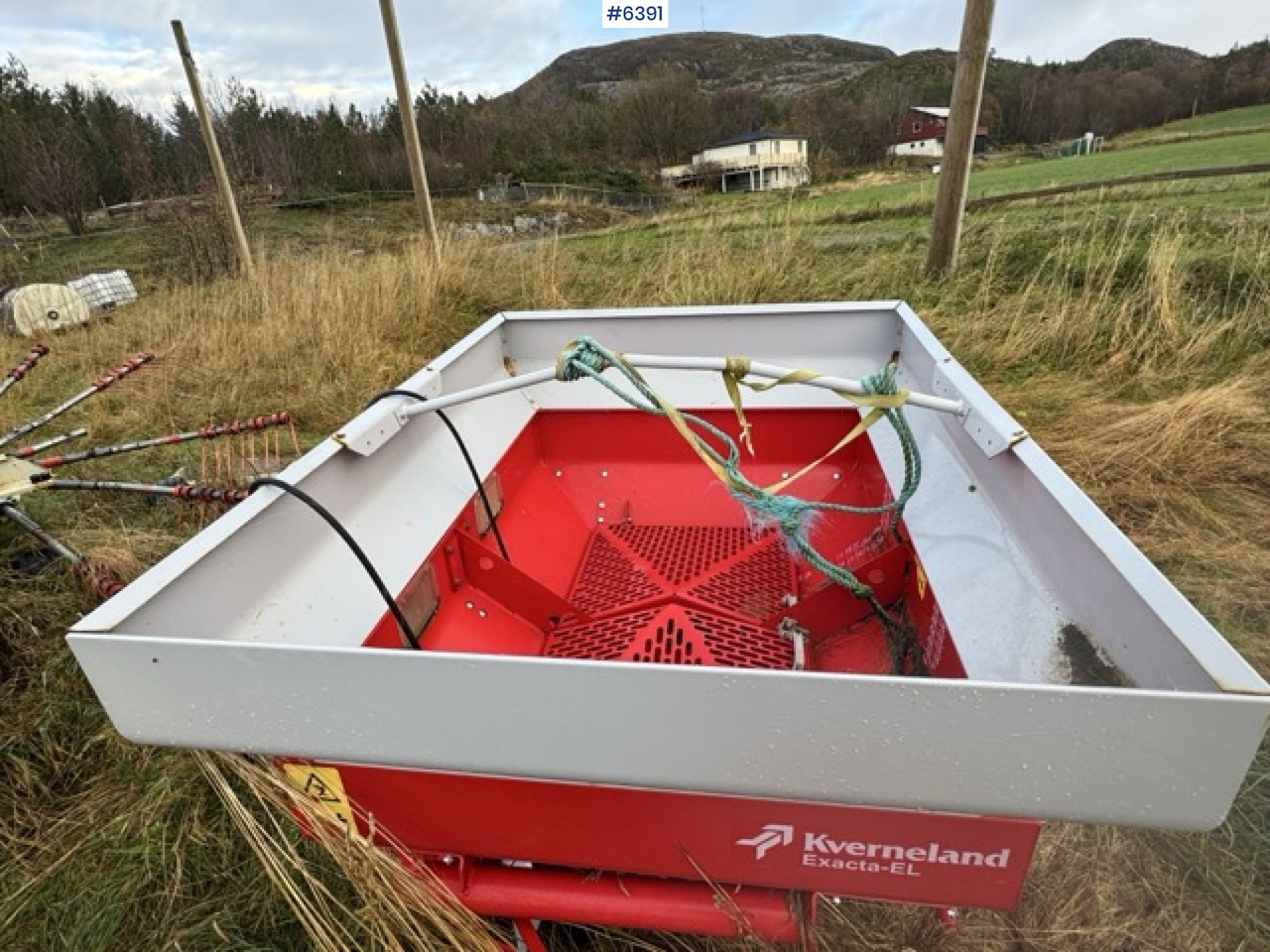 2016 Kverneland fertilizer spreader. Repair object. - Spandiconcime: foto 2 2016 Kverneland fertilizer spreader. Repair object. - Spandiconcime: foto 2