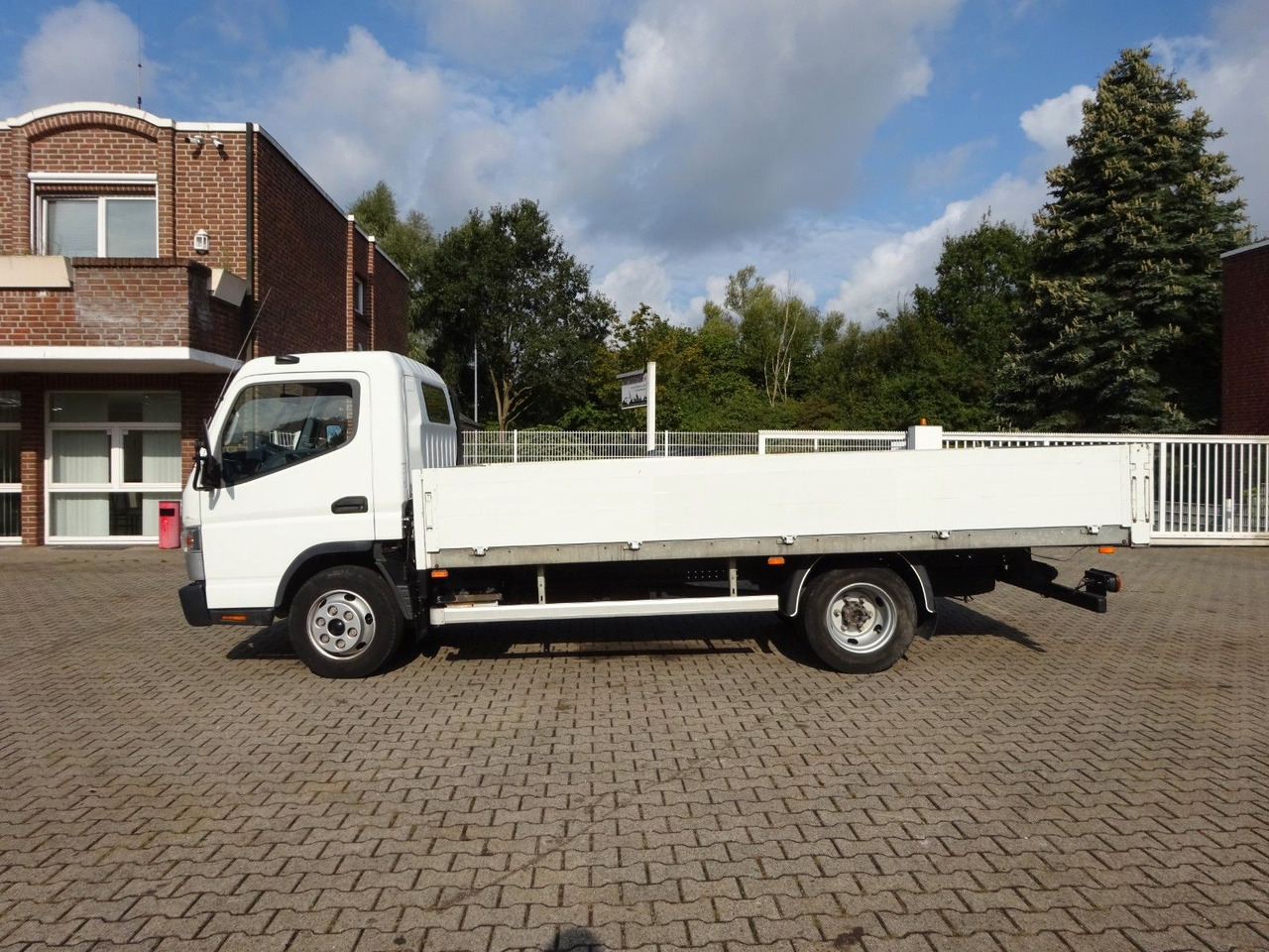 FUSO CANTER 7C15 Pritsche 4x2 - Furgone con cassone fisso: foto 2 FUSO CANTER 7C15 Pritsche 4x2 - Furgone con cassone fisso: foto 2