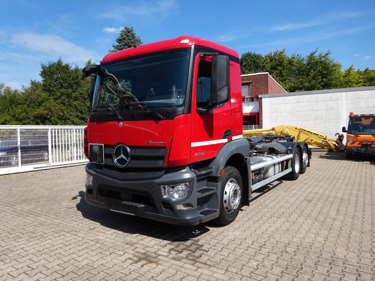 Mercedes-Benz 2532 ANTOS MEILLER Abroller Lift+Lenkachse 6x2 - Autocarro scarrabile: foto 2 Mercedes-Benz 2532 ANTOS MEILLER Abroller Lift+Lenkachse 6x2 - Autocarro scarrabile: foto 2