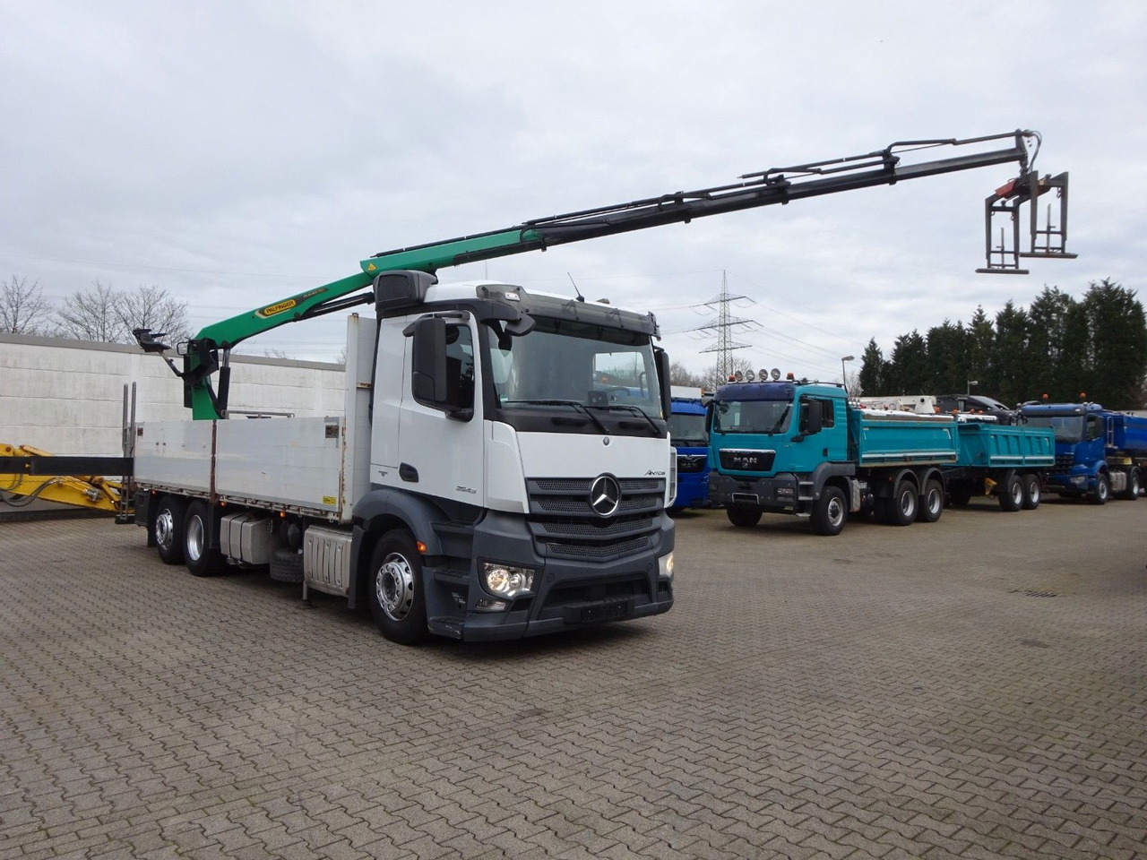 Mercedes-Benz 2543 Antos Baustoff +PK 26001  bis 20 m Auslage Mercedes-Benz 2543 Antos Baustoff +PK 26001  bis 20 m Auslage - Camion con gru, Autocarro con pianale/ Cassone fisso: foto 2 Mercedes-Benz 2543 Antos Baustoff +PK 26001  bis 20 m Auslage Mercedes-Benz 2543 Antos Baustoff +PK 26001  bis 20 m Auslage - Camion con gru, Autocarro con pianale/ Cassone fisso: foto 2