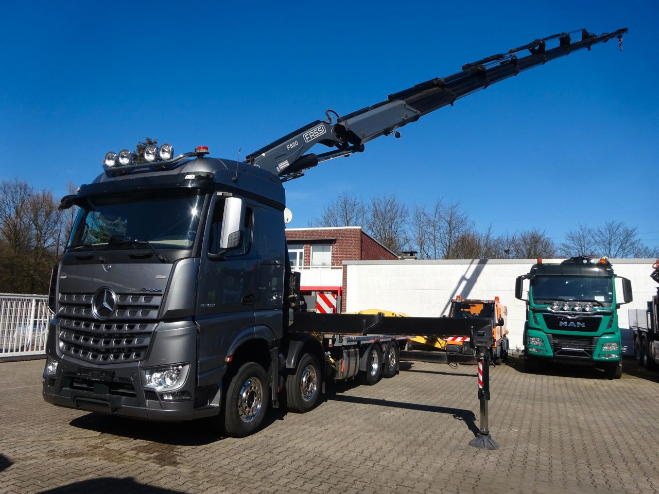 Mercedes-Benz 3453 Plattform + Fassi F820 Kran 8x2 Mercedes-Benz 3453 FASSI F820 Kran 8x Hydr. Ausschub - Camion con gru, Autocarro con pianale/ Cassone fisso: foto 2 Mercedes-Benz 3453 Plattform + Fassi F820 Kran 8x2 Mercedes-Benz 3453 FASSI F820 Kran 8x Hydr. Ausschub - Camion con gru, Autocarro con pianale/ Cassone fisso: foto 2