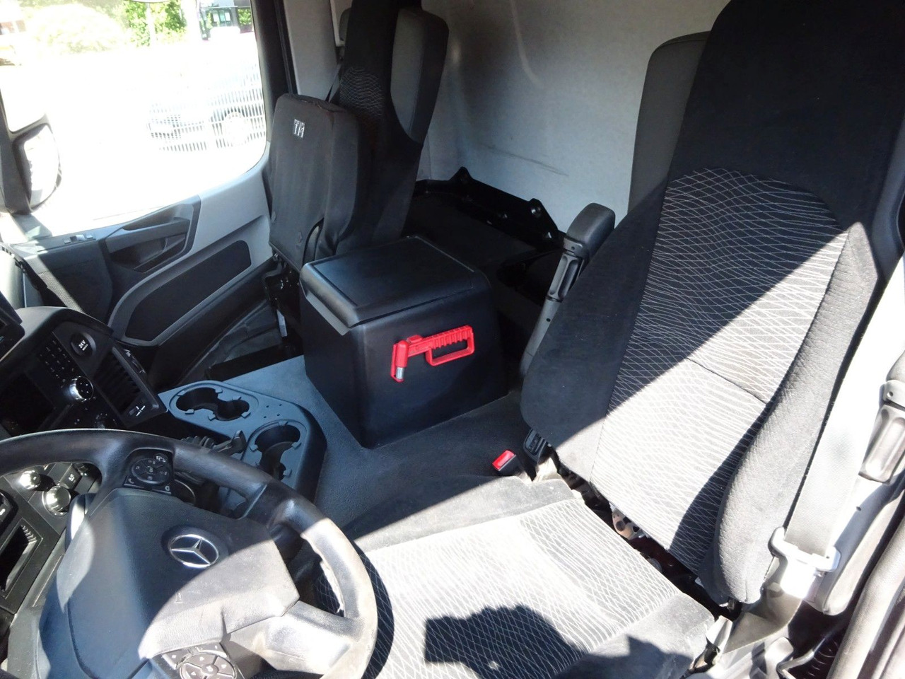 Autocarro scarrabile Mercedes-Benz Antos 2532 MEILLER Abroller Lift+Lenkachse 6x2: foto 18 Autocarro scarrabile Mercedes-Benz Antos 2532 MEILLER Abroller Lift+Lenkachse 6x2: foto 18