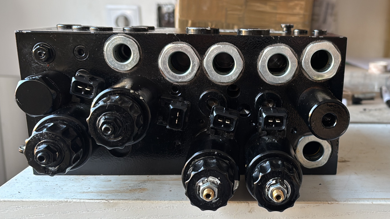 BT valve block 7578647 - Ricambi per Carrello retrattile: foto 1 BT valve block 7578647 - Ricambi per Carrello retrattile: foto 1