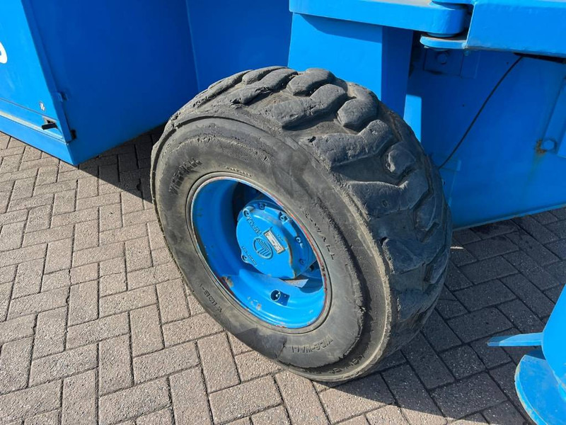 Holland lift M 250 DL 27 - Piattaforma a pantografo: foto 4 Holland lift M 250 DL 27 - Piattaforma a pantografo: foto 4