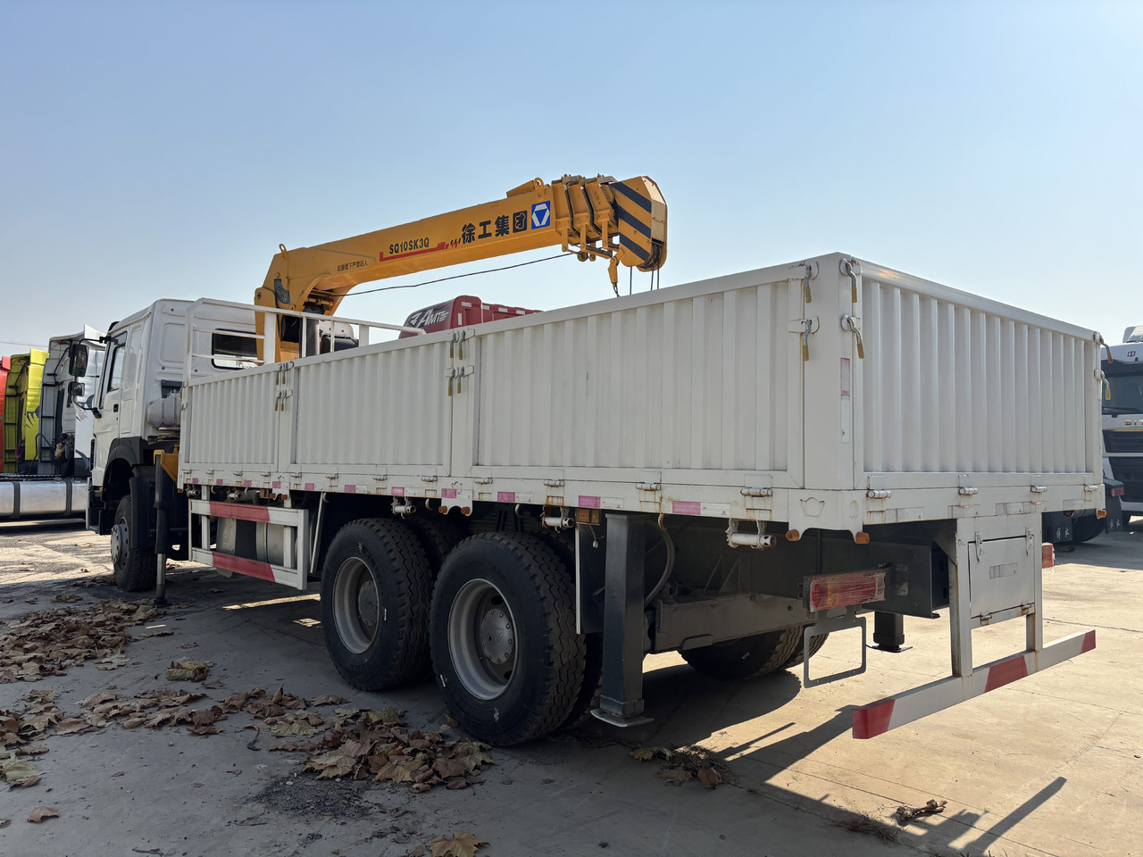 HOWO - Camion con gru: foto 3 HOWO - Camion con gru: foto 3