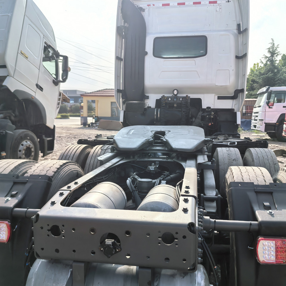 SINOTRUCK HOWO - Trattore stradale: foto 4 SINOTRUCK HOWO - Trattore stradale: foto 4