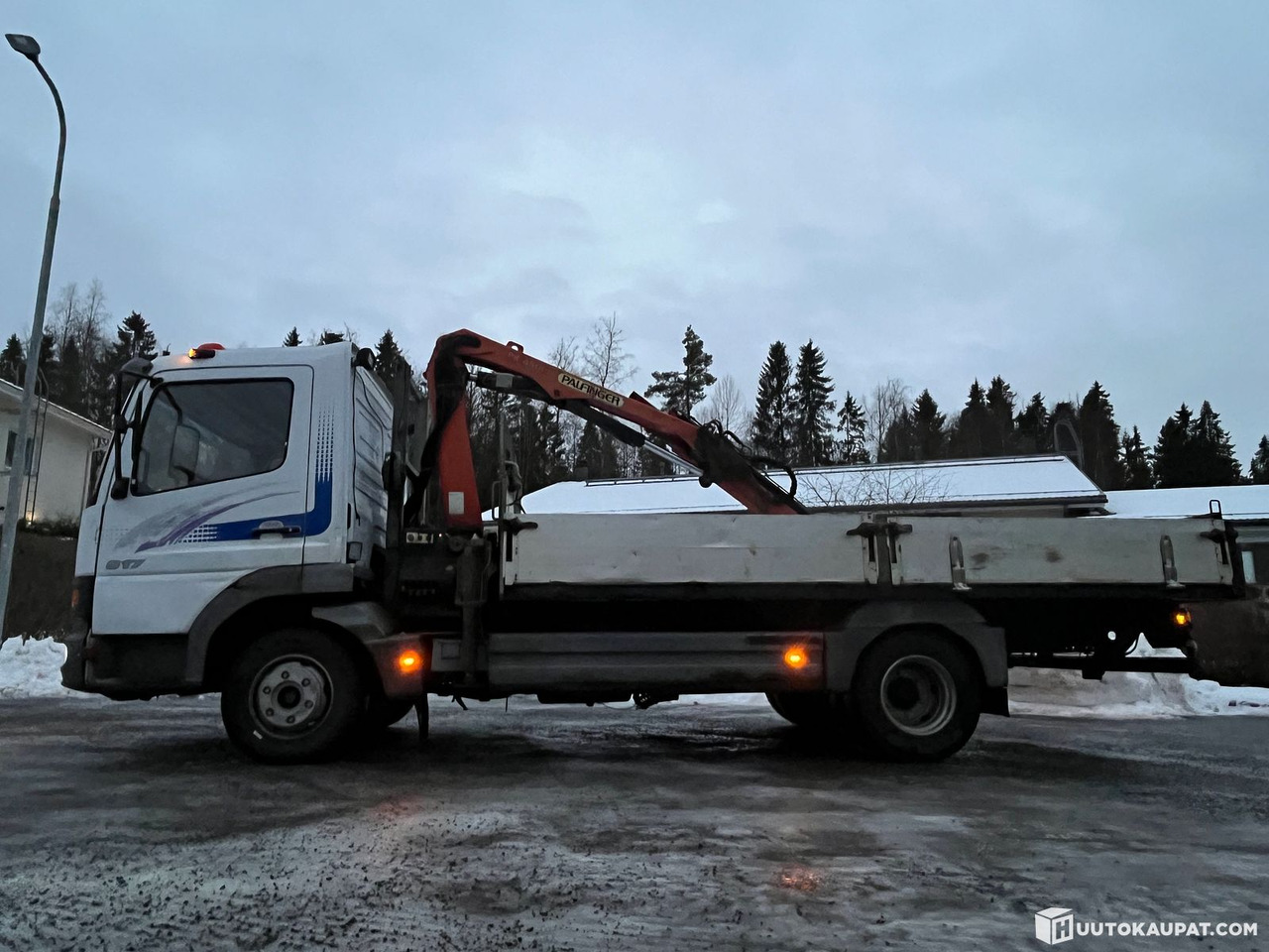 Mercedes-Benz Atego Palfingerillä, 1999, Tampere - Autocarro con pianale/ Cassone fisso, Camion con gru: foto 4 Mercedes-Benz Atego Palfingerillä, 1999, Tampere - Autocarro con pianale/ Cassone fisso, Camion con gru: foto 4
