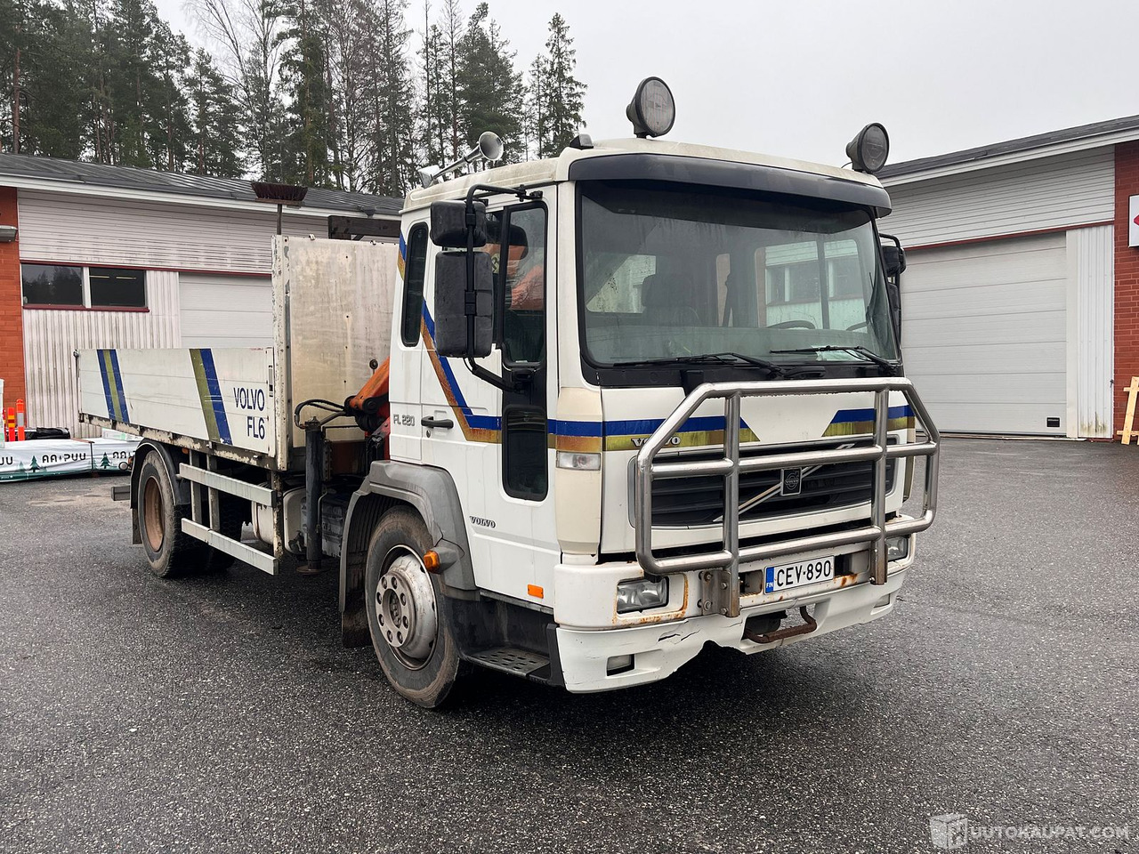 Volvo FL612-FL6H-42R/400, kuorma-auto nosturilla, 2001, Rusko - Autocarro con pianale/ Cassone fisso, Camion con gru: foto 3 Volvo FL612-FL6H-42R/400, kuorma-auto nosturilla, 2001, Rusko - Autocarro con pianale/ Cassone fisso, Camion con gru: foto 3