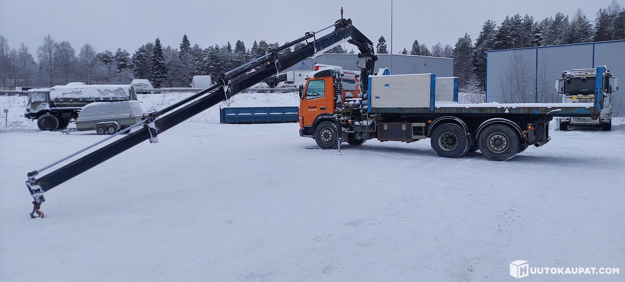 Volvo FM7, 1999, Kajaani - Autocarro con pianale/ Cassone fisso, Camion con gru: foto 1 Volvo FM7, 1999, Kajaani - Autocarro con pianale/ Cassone fisso, Camion con gru: foto 1