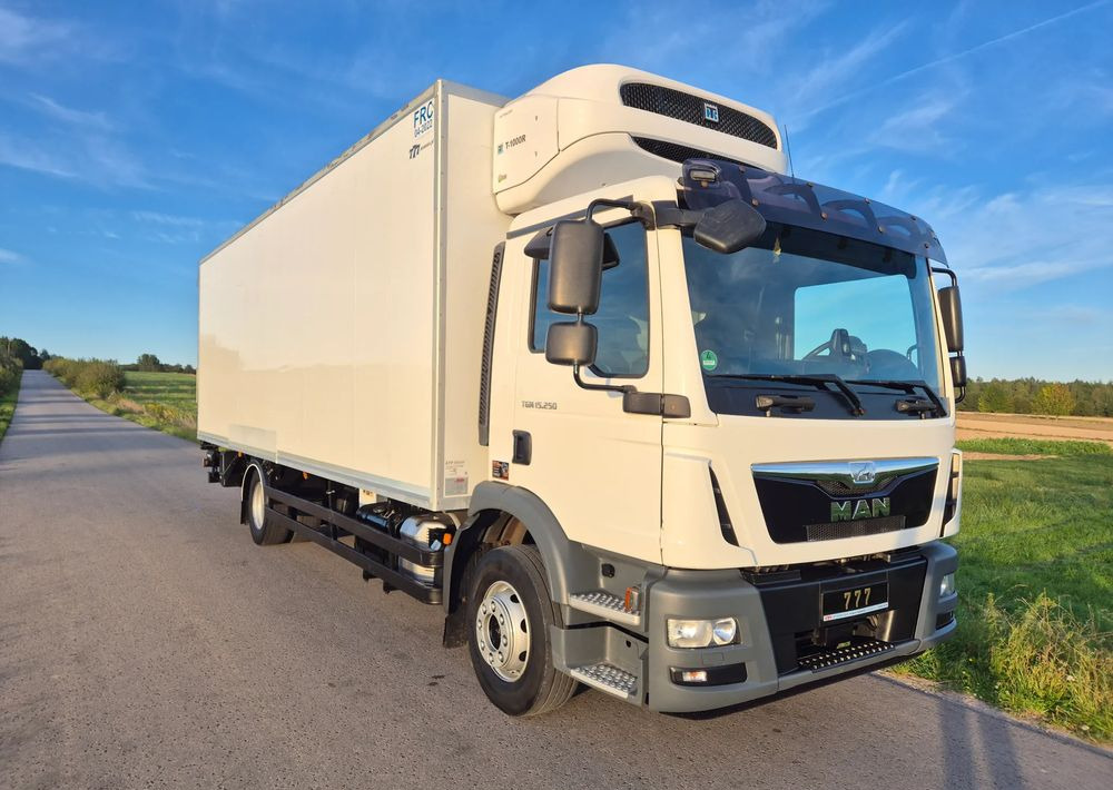 MAN TGM 15.250 7.5m winda AUTOMAT KLIMA z Niemiec EURO 6 / CHŁODNIA T-1000R THERMOKING - Autocarro frigorifero: foto 3 MAN TGM 15.250 7.5m winda AUTOMAT KLIMA z Niemiec EURO 6 / CHŁODNIA T-1000R THERMOKING - Autocarro frigorifero: foto 3