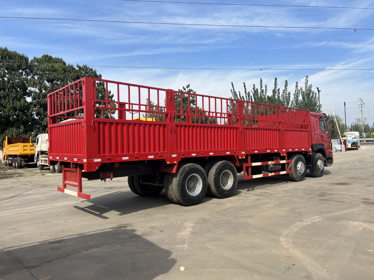 SINOTRUK HOWO 8*4 Fence Truck - Camion: foto 2 SINOTRUK HOWO 8*4 Fence Truck - Camion: foto 2