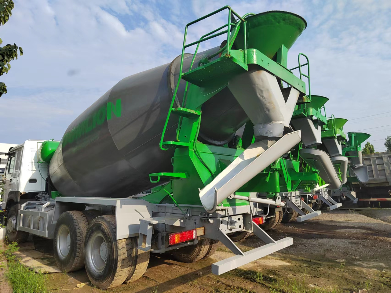 SINOTRUK HOWO Concrete Mixer Truck - Camion: foto 3 SINOTRUK HOWO Concrete Mixer Truck - Camion: foto 3