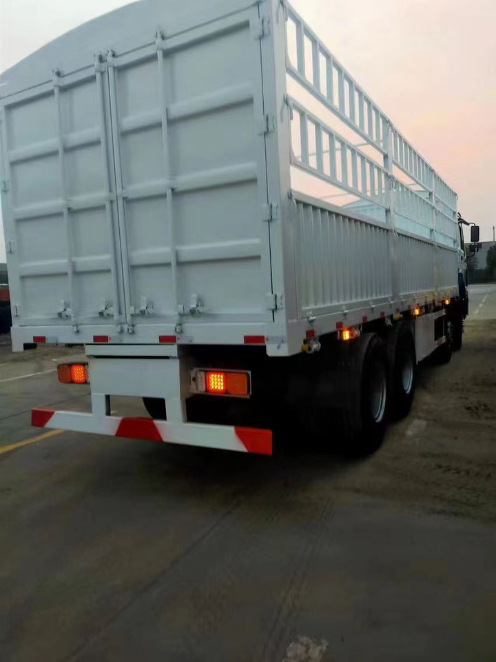 SINOTRUK Howo 8*4 Fence Brucket Truck - Camion: foto 2 SINOTRUK Howo 8*4 Fence Brucket Truck - Camion: foto 2