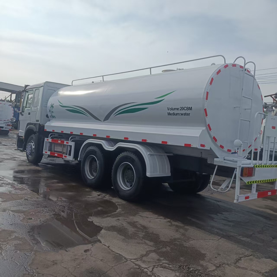 HOWO 20m³ sprinkler truck - Camion cisterna: foto 1 HOWO 20m³ sprinkler truck - Camion cisterna: foto 1