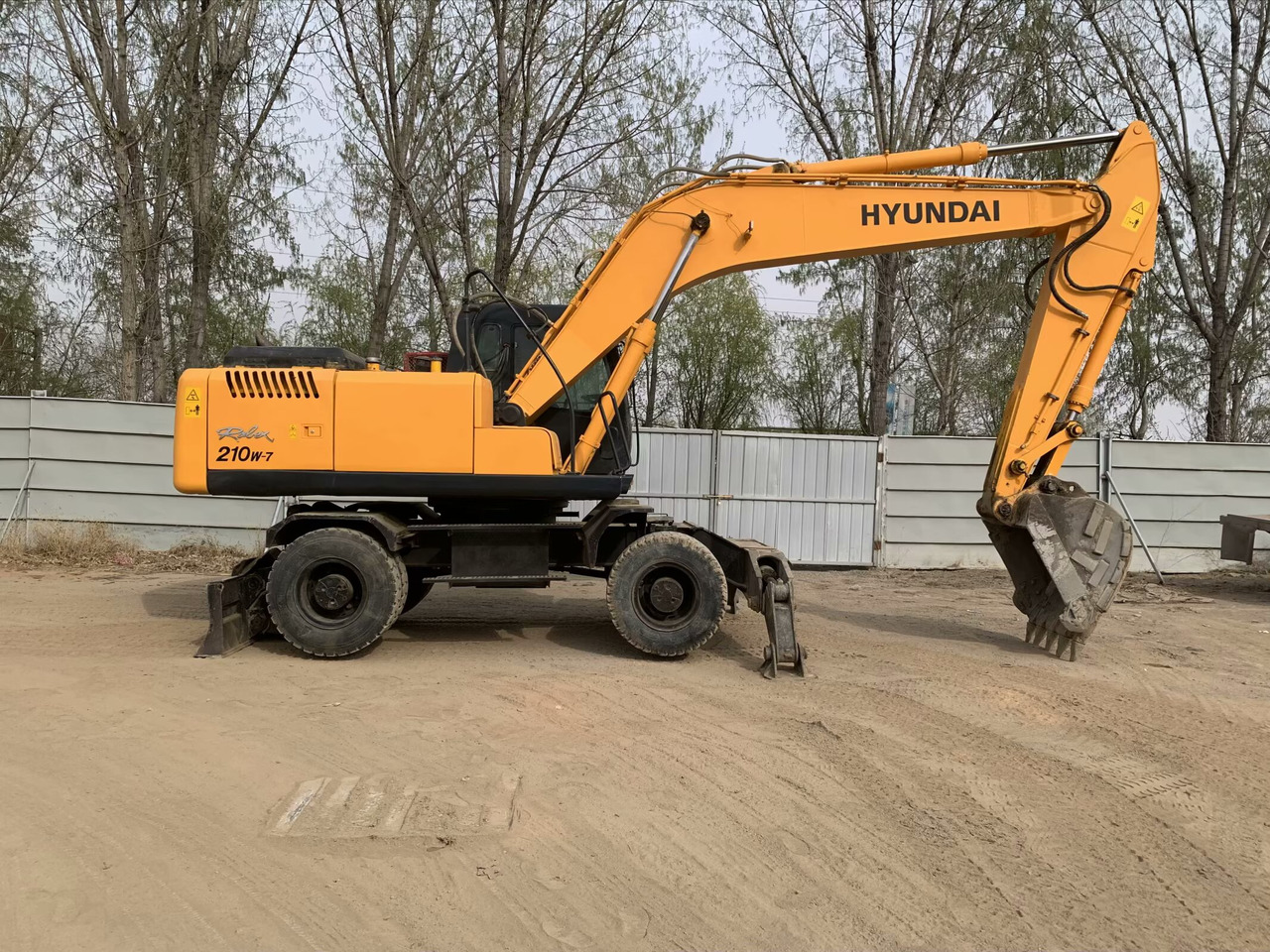 Hyundai R210W-7 - Escavatore gommato: foto 2 Hyundai R210W-7 - Escavatore gommato: foto 2