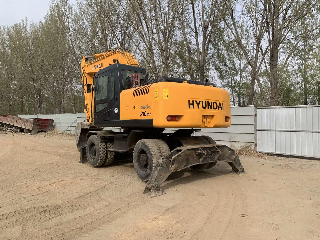 Hyundai R210W-7 - Escavatore gommato: foto 3 Hyundai R210W-7 - Escavatore gommato: foto 3