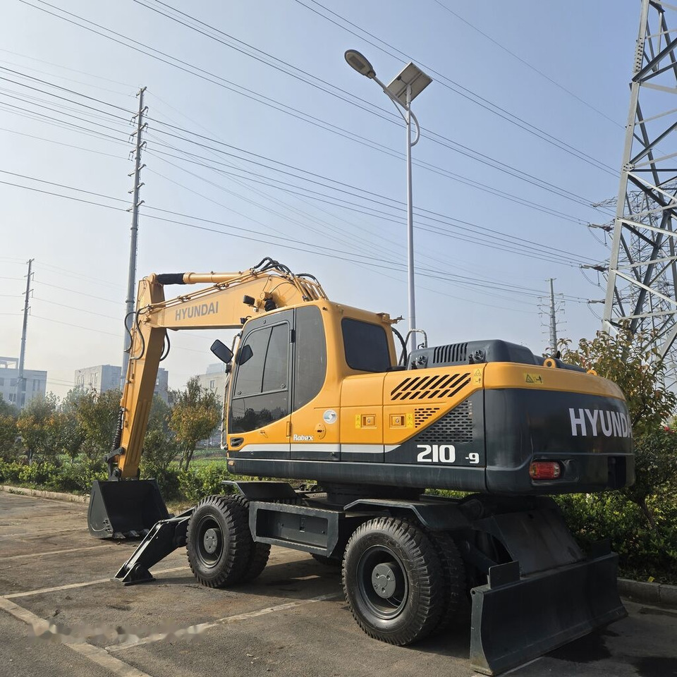 Hyundai R210W-9 - Escavatore gommato: foto 1 Hyundai R210W-9 - Escavatore gommato: foto 1