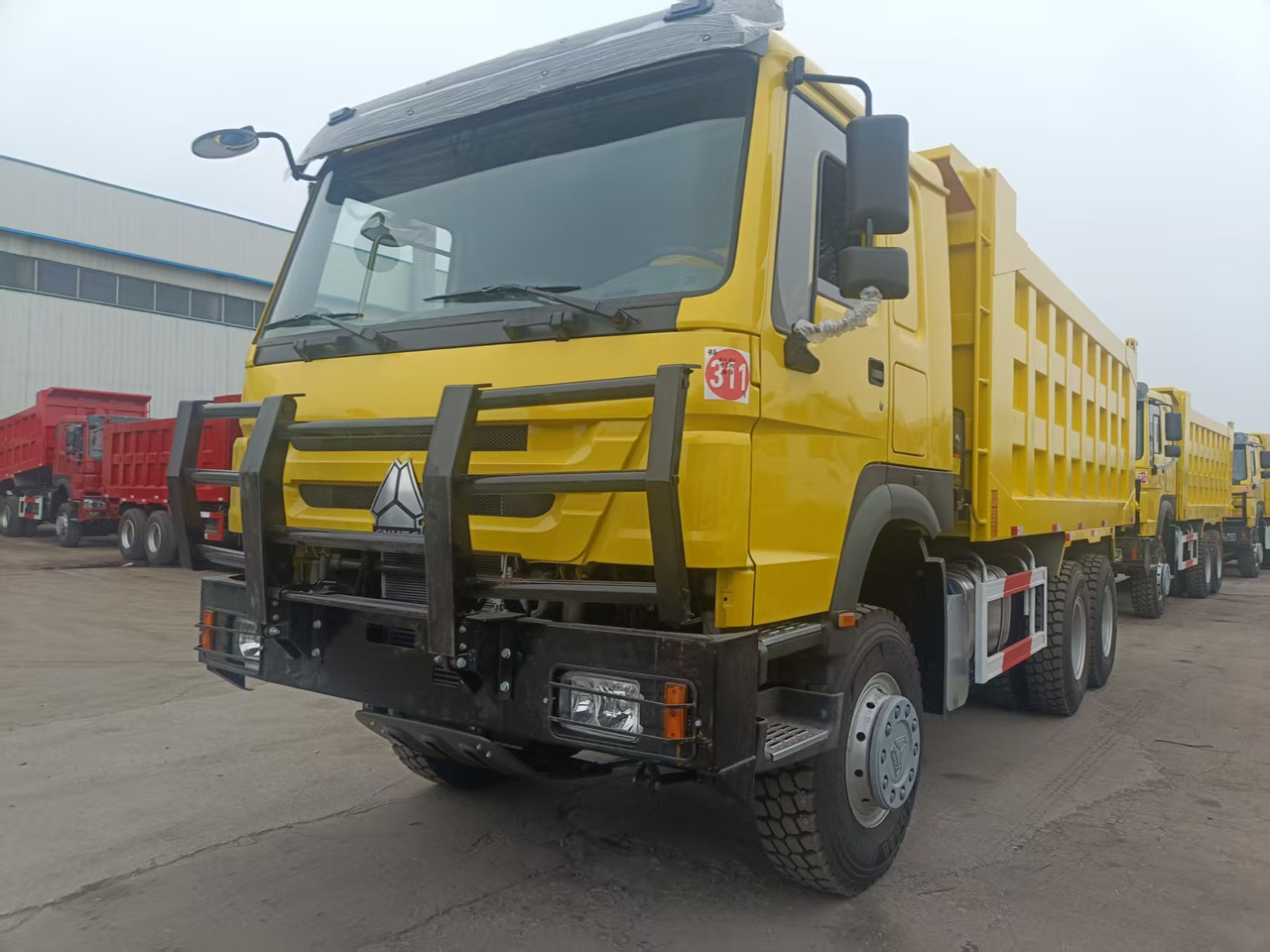 SINOTRUK HOWO 6x4 - Autocarro ribaltabile: foto 3 SINOTRUK HOWO 6x4 - Autocarro ribaltabile: foto 3