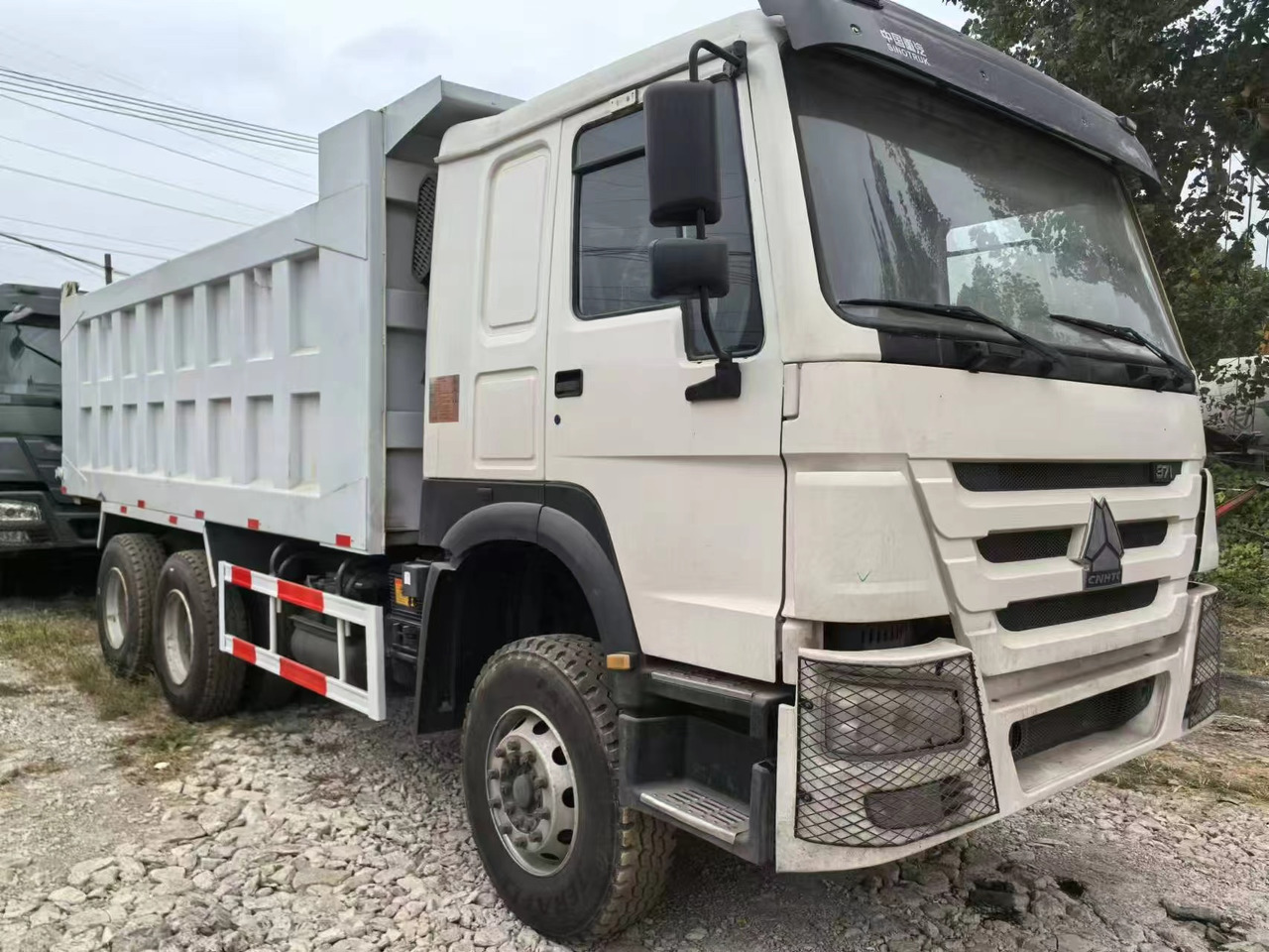 SINOTRUK HOWO 6x4 - Autocarro frigorifero: foto 2 SINOTRUK HOWO 6x4 - Autocarro frigorifero: foto 2