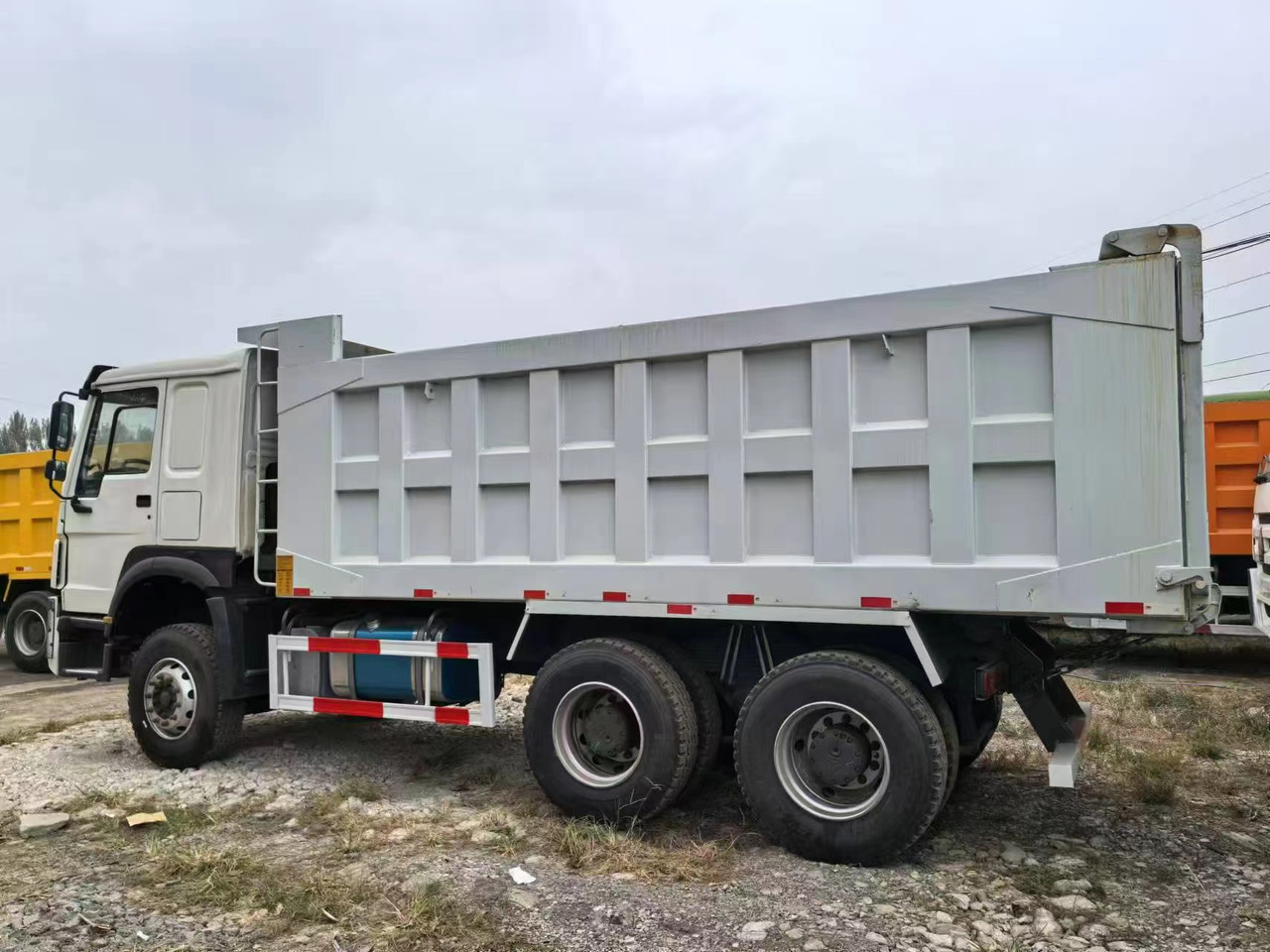 SINOTRUK HOWO 6x4 - Autocarro frigorifero: foto 3 SINOTRUK HOWO 6x4 - Autocarro frigorifero: foto 3