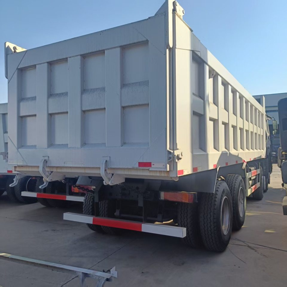 SINOTRUK HOWO 8x4 - Autocarro ribaltabile: foto 3 SINOTRUK HOWO 8x4 - Autocarro ribaltabile: foto 3